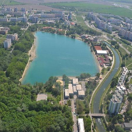 Lake Apartment, 2X Free Garage, 10 Mins To Centre ブラチスラヴァ エクステリア 写真