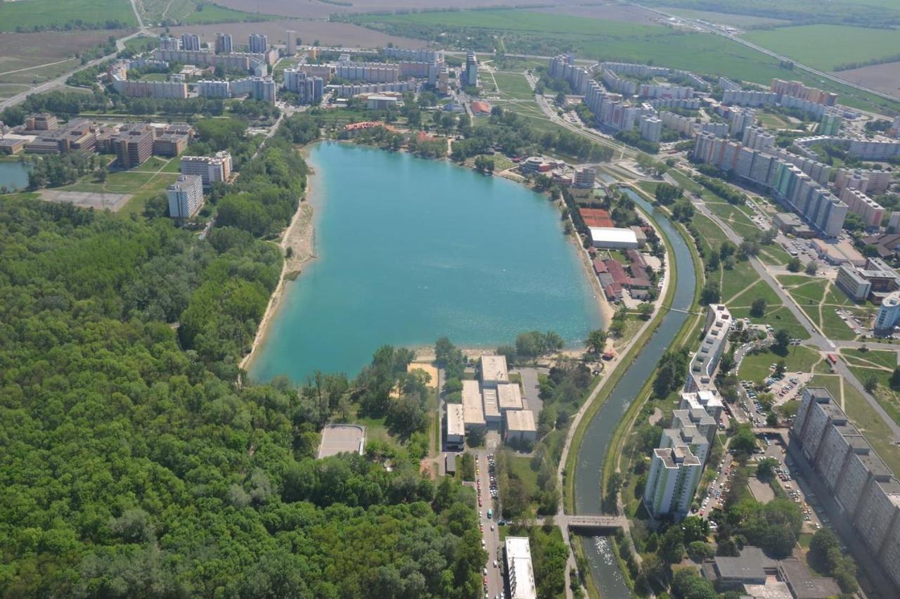 Lake Apartment, 2X Free Garage, 10 Mins To Centre ブラチスラヴァ エクステリア 写真